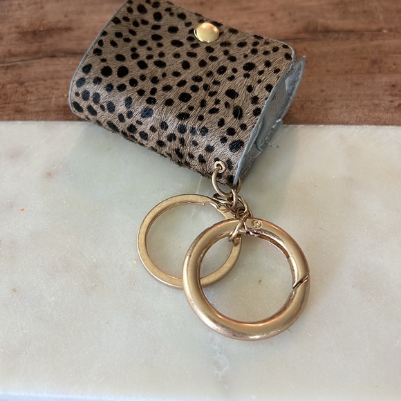 Animal Print Apple AirPods Pro Case Keychain — Dark brown cheetah print - Picture 2 of 4